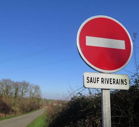 panneau sens interdit sauf riverains